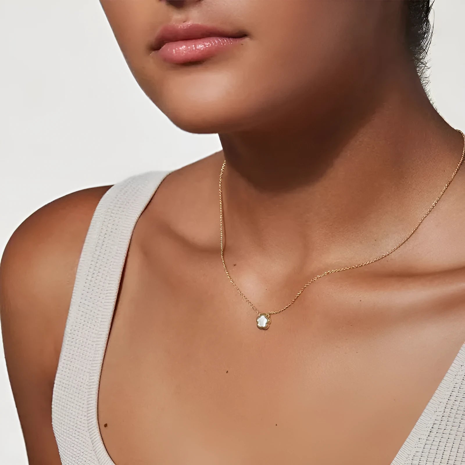 White mother shell flower necklace with natural shellfish pendant and copper chain