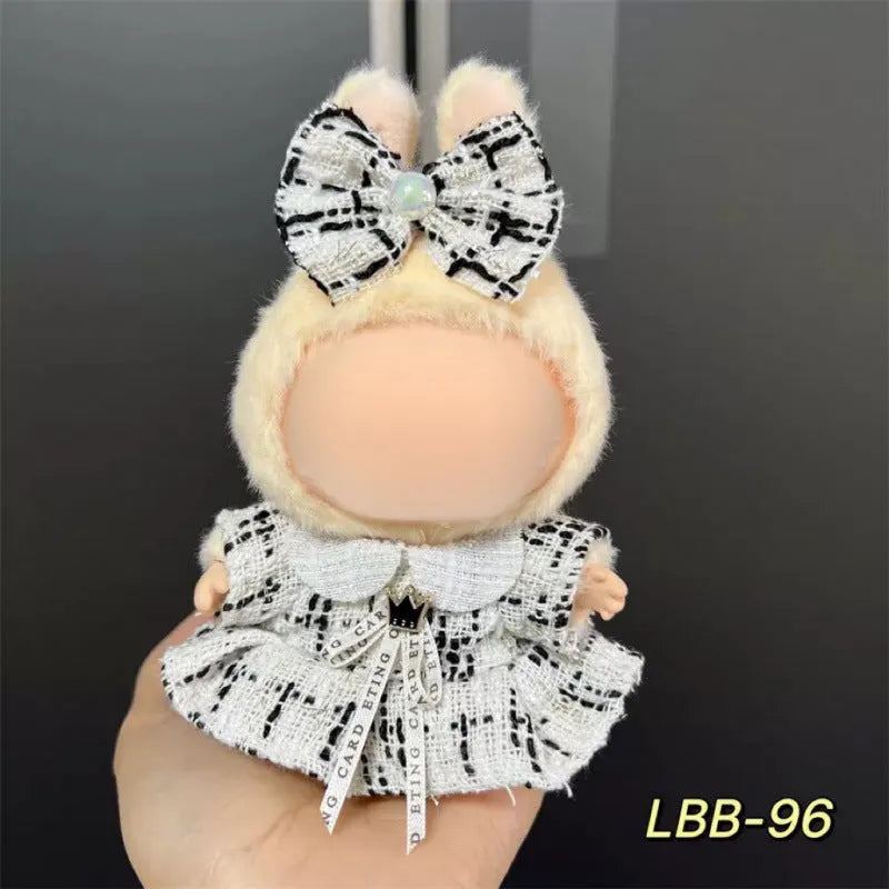 Plastic clothing outfit for 17cm tall vinyl figurines and dolls with multiple style options
