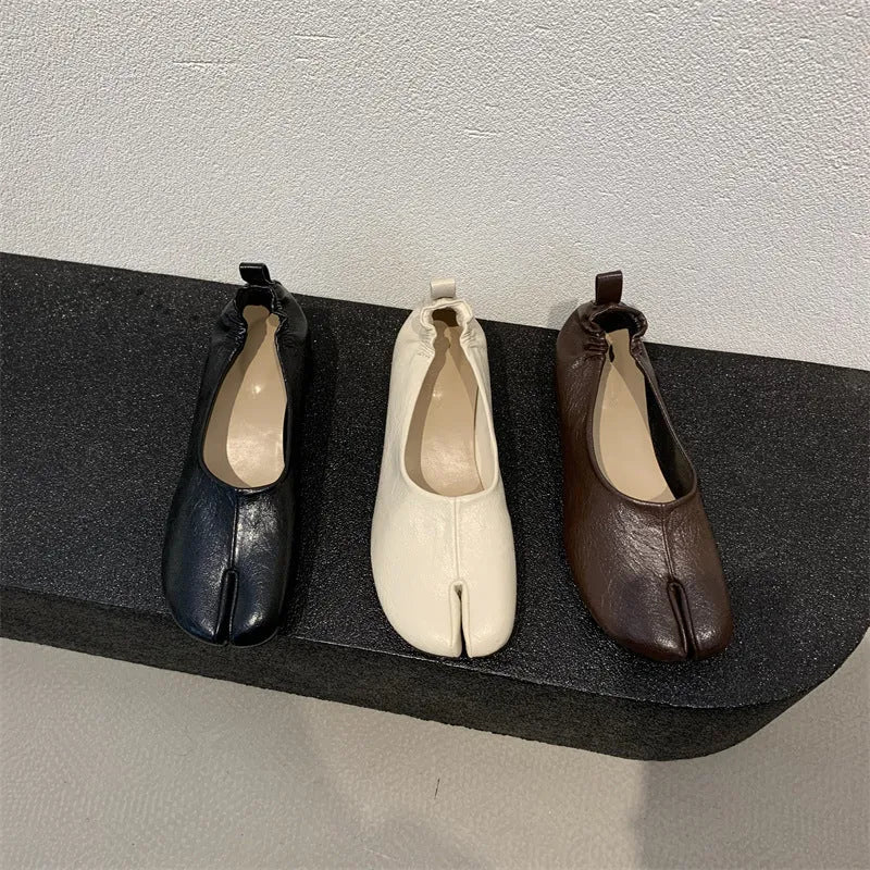Women's black chunky heel pumps with split toe horseshoe design and round toe