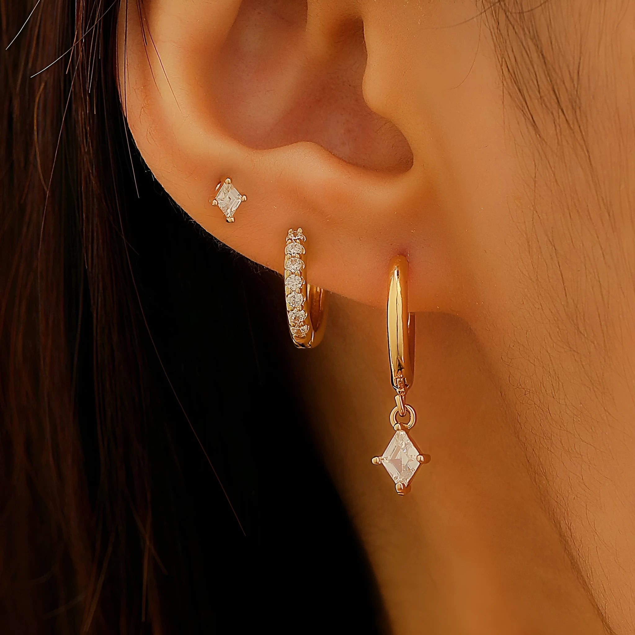 Ladies three-piece jewellery set with geometric patterns and zircon accents in gold and white colours