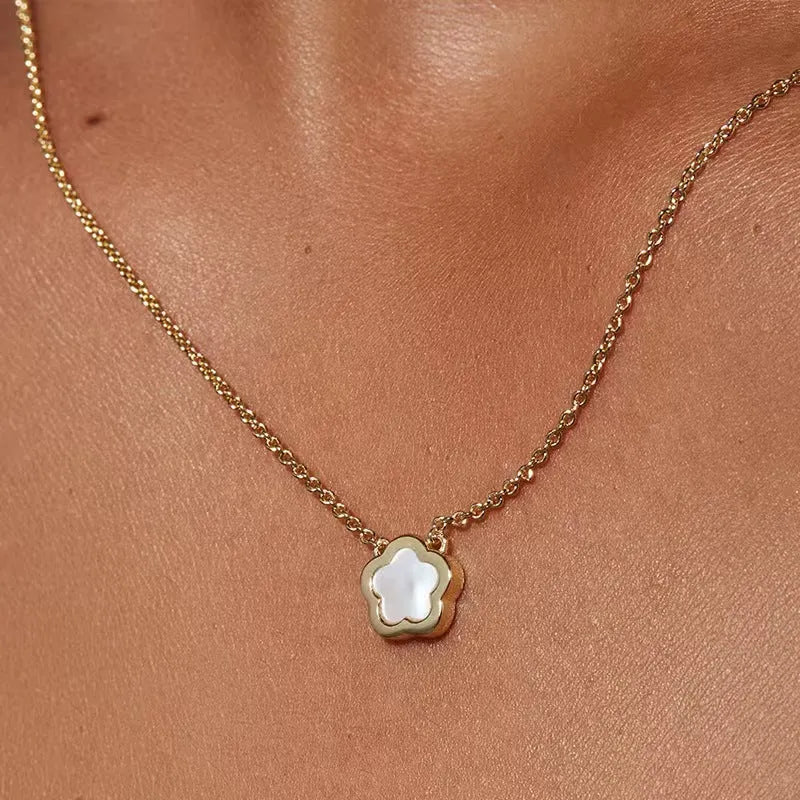 White mother shell flower necklace with natural shellfish pendant and copper chain