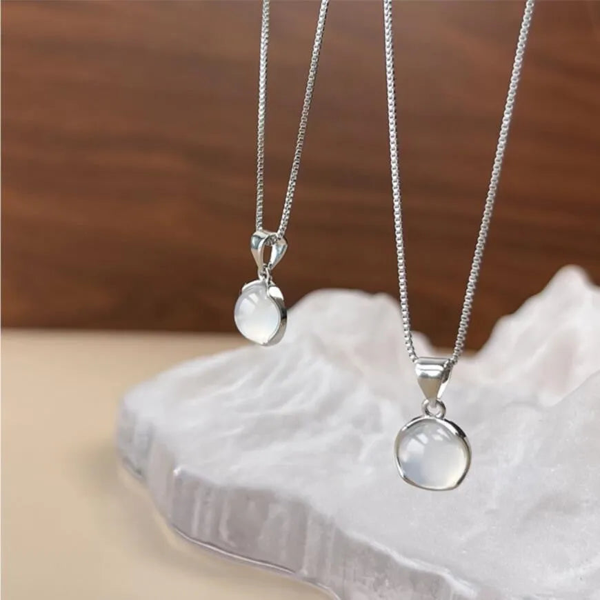 Women's Korean-style oval pendant necklace with eight-point star design on adjustable chain