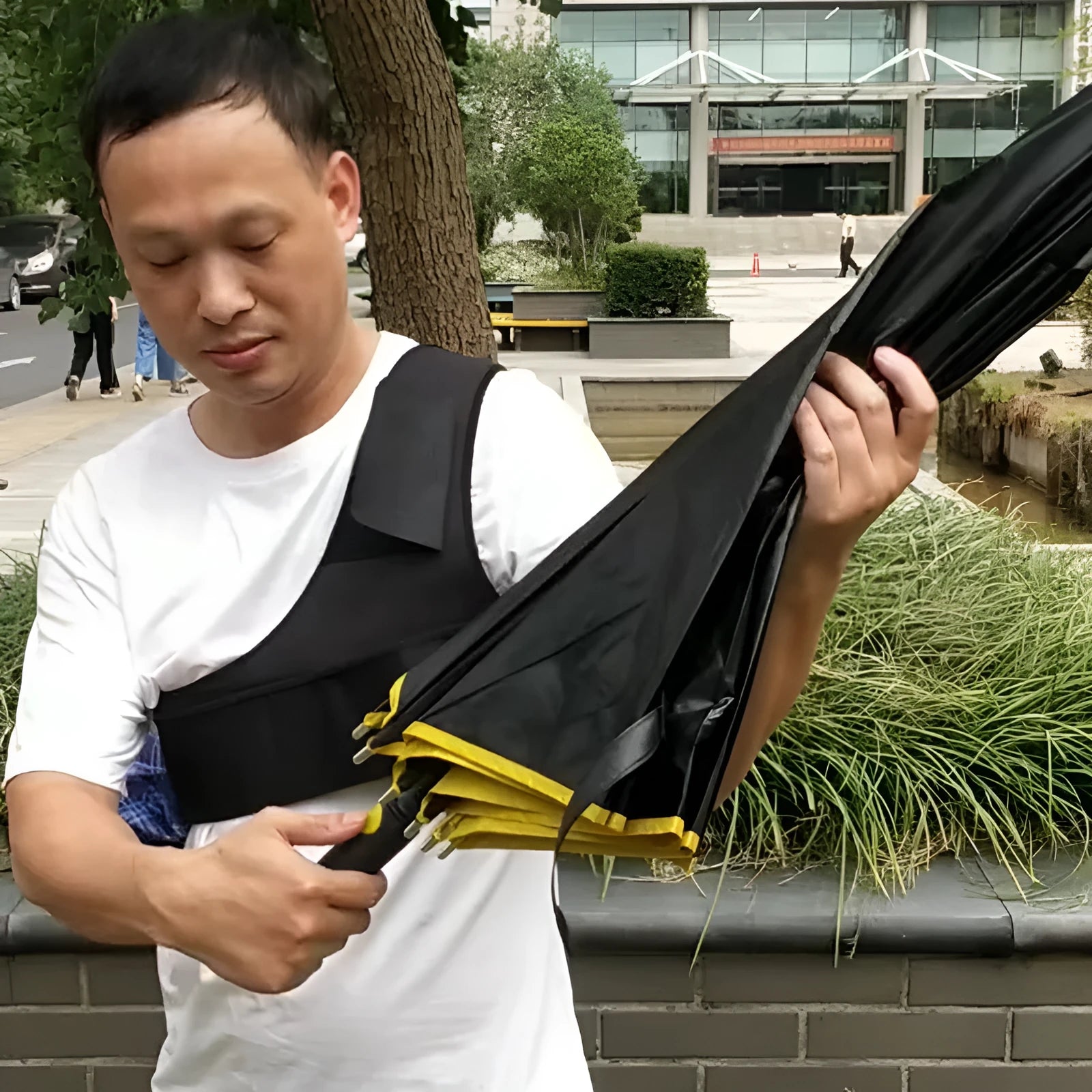 Black portable umbrella holder with shoulder strap for a manual 10-bone sunshade