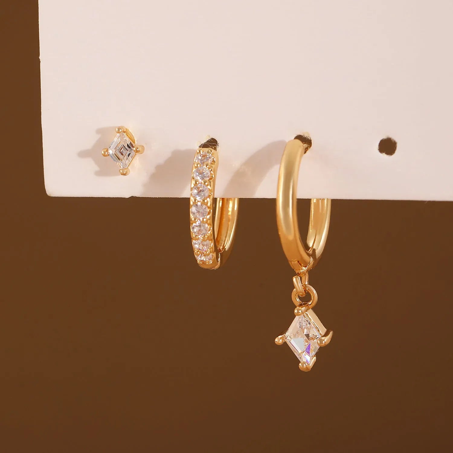 Ladies three-piece jewellery set with geometric patterns and zircon accents in gold and white colours
