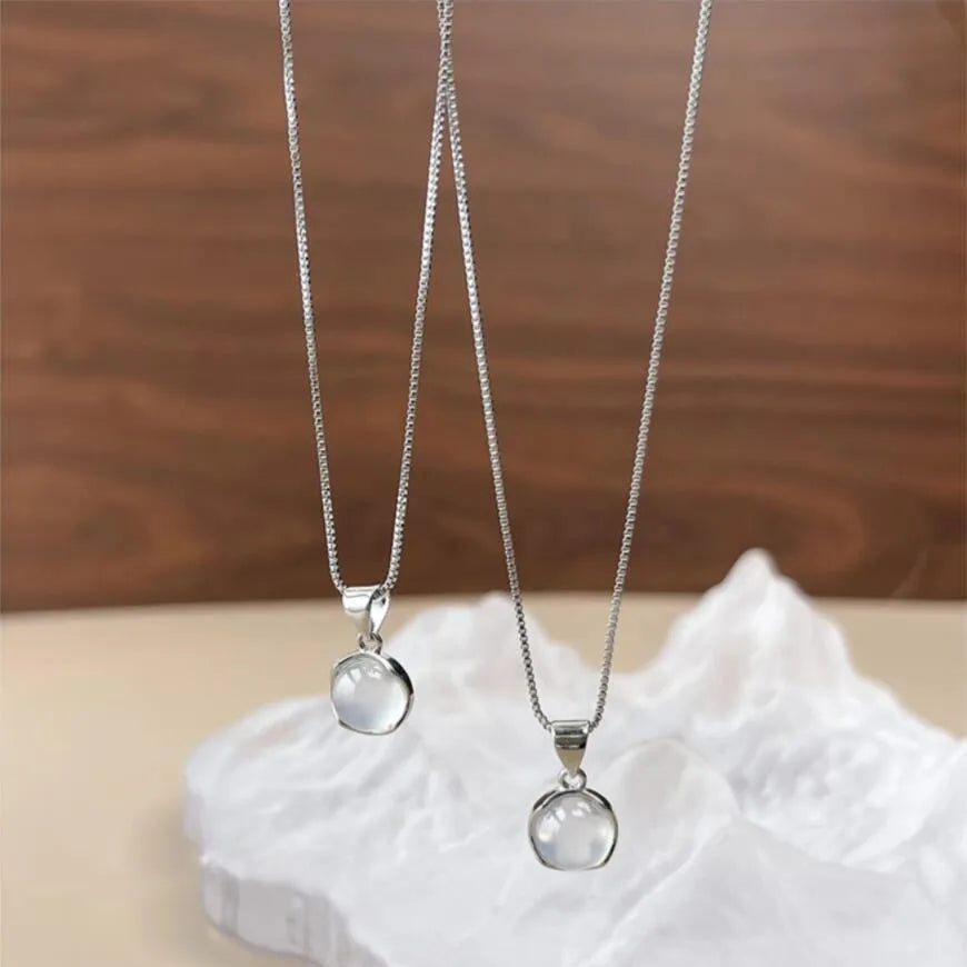Women's Korean-style oval pendant necklace with eight-point star design on adjustable chain