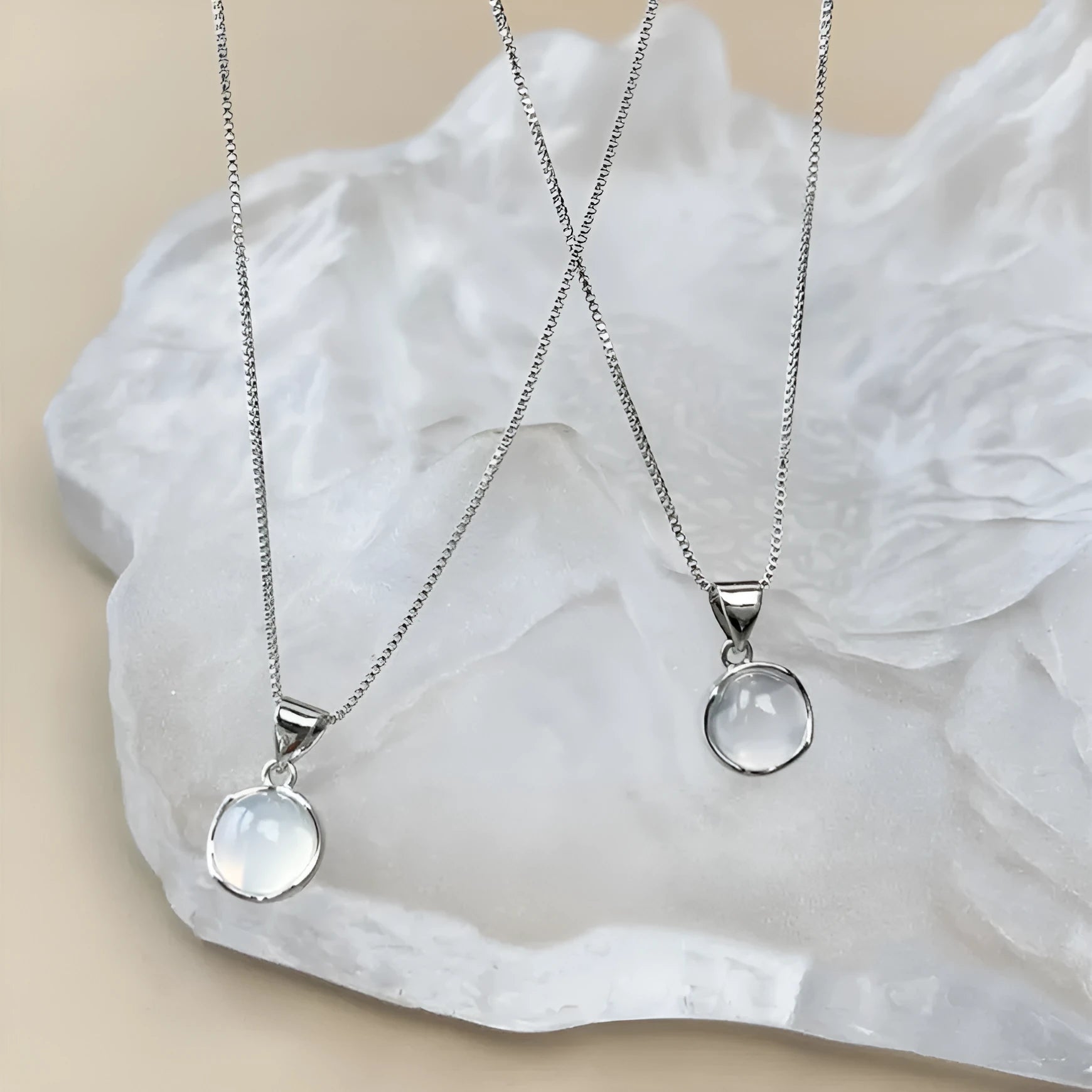 Women's Korean-style oval pendant necklace with eight-point star design on adjustable chain