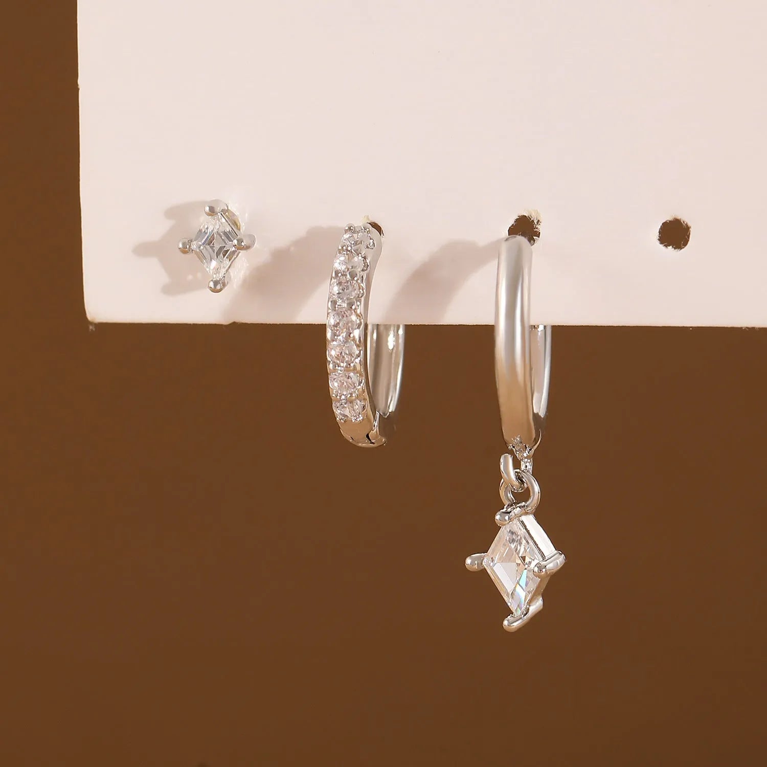 Ladies three-piece jewellery set with geometric patterns and zircon accents in gold and white colours