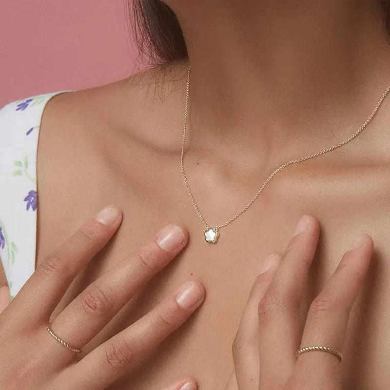 White mother shell flower necklace with natural shellfish pendant and copper chain