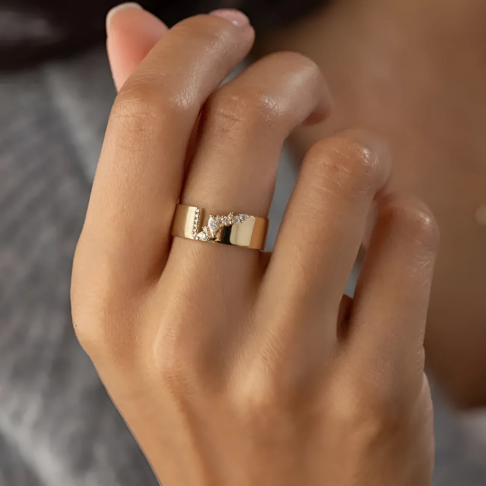 Gold electroplated women's ring with zircon detail on a copper band, showing sizing options.