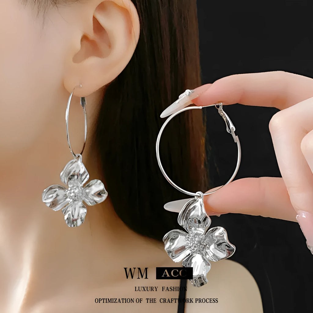 Geometric flower metal earrings in gold or silver electroplated finish with vintage design