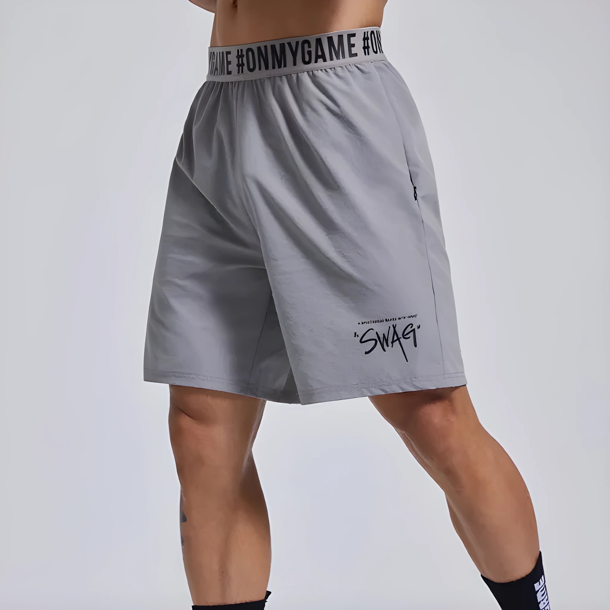 Men's loose sports cropped pants in breathable fabric with elastic fly opening and letter design