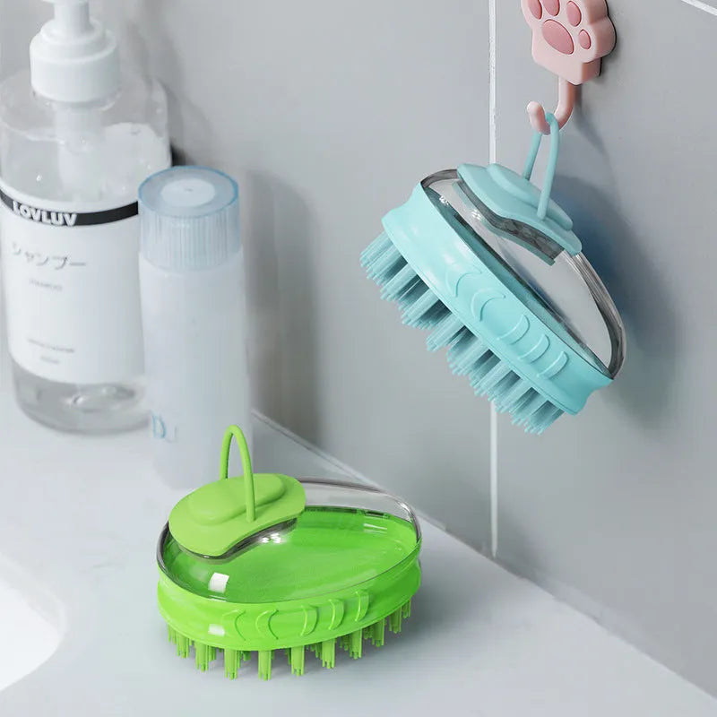 Pet bath brush in TPR and PP plastic, 7.8 x 8.8 x 10.2 cm, 90 g, shown in Blue or Green