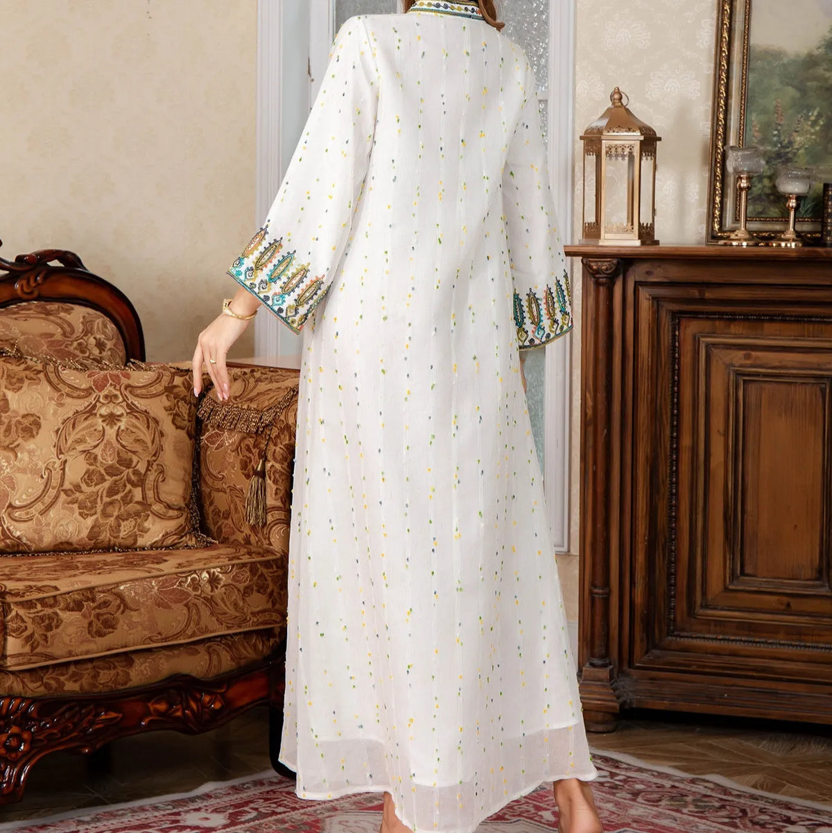 White Dubai-style Arabic robe with long sleeves and skirt in polyester fabric