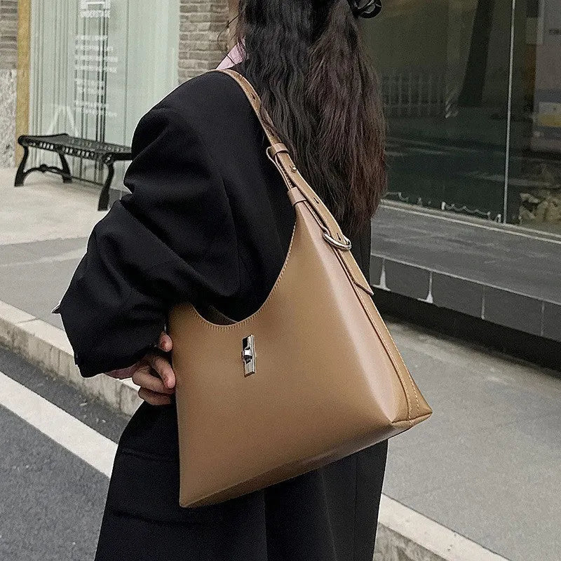 Genuine leather dumpling-shaped crossbody bag with shoulder strap and multiple pockets