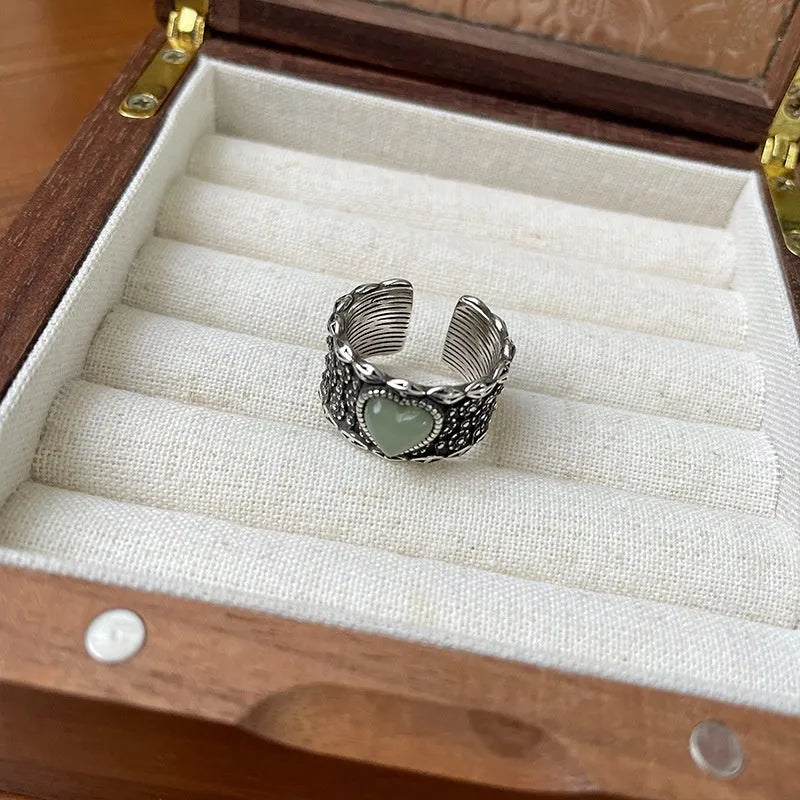 Adjustable heart-shaped ring with retro wide-faced white moonlight design in white or green colour