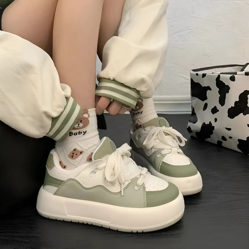 Green women's casual shoes with PU mesh upper and flat heel design