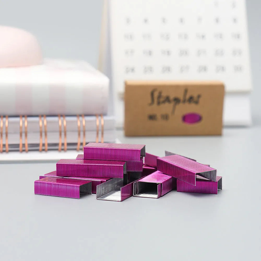 Box containing 1000 metal staples in colours black, purple, rose gold, and rose red.