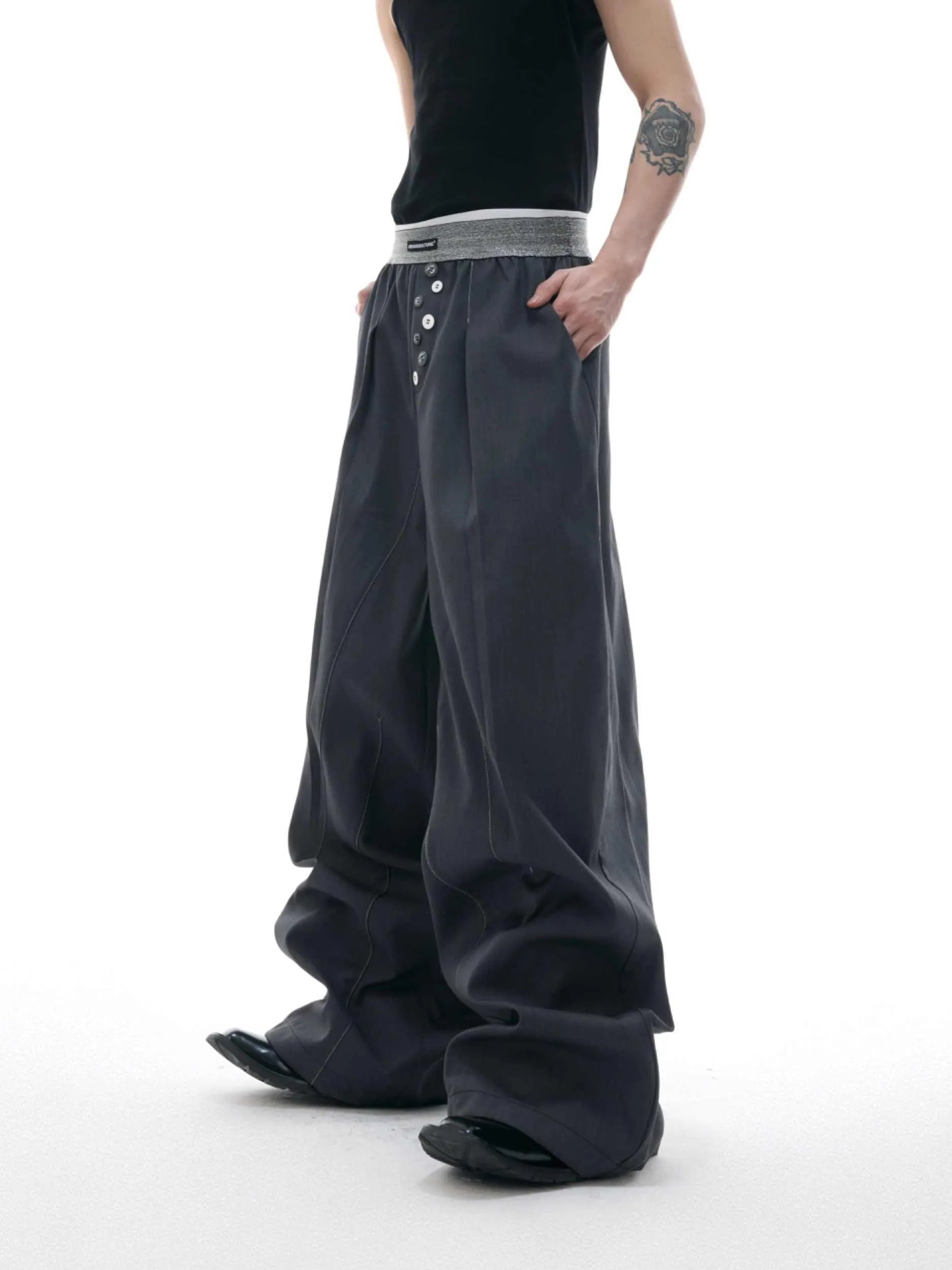 High-waisted straight-leg trousers in grey featuring a button-open line design detail on the leg.