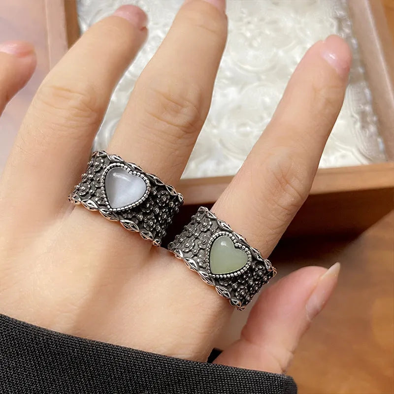 Adjustable heart-shaped ring with retro wide-faced white moonlight design in white or green colour