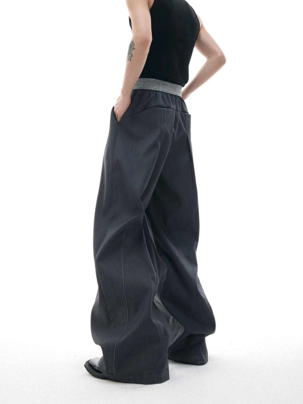High-waisted straight-leg trousers in grey featuring a button-open line design detail on the leg.