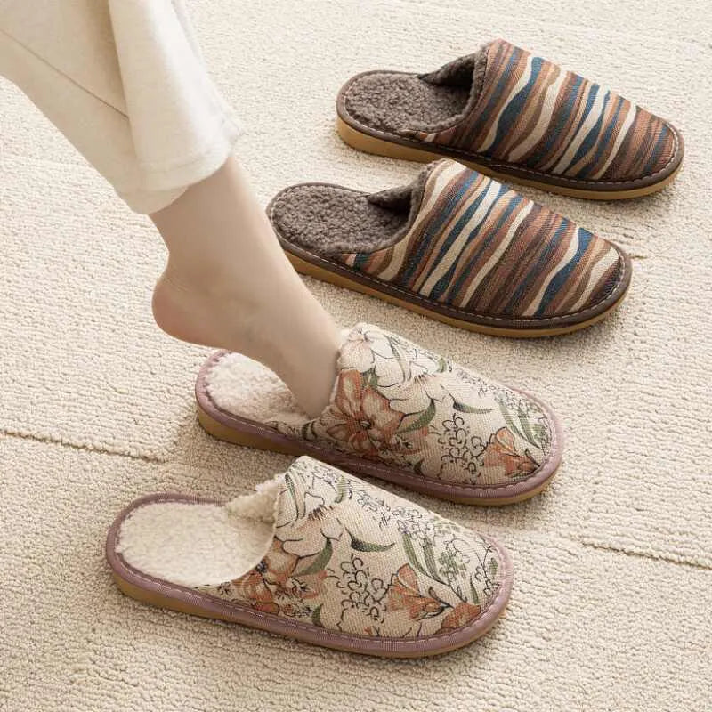 Linen and cotton household slippers with PVC sole in red flower pattern, size 27cm