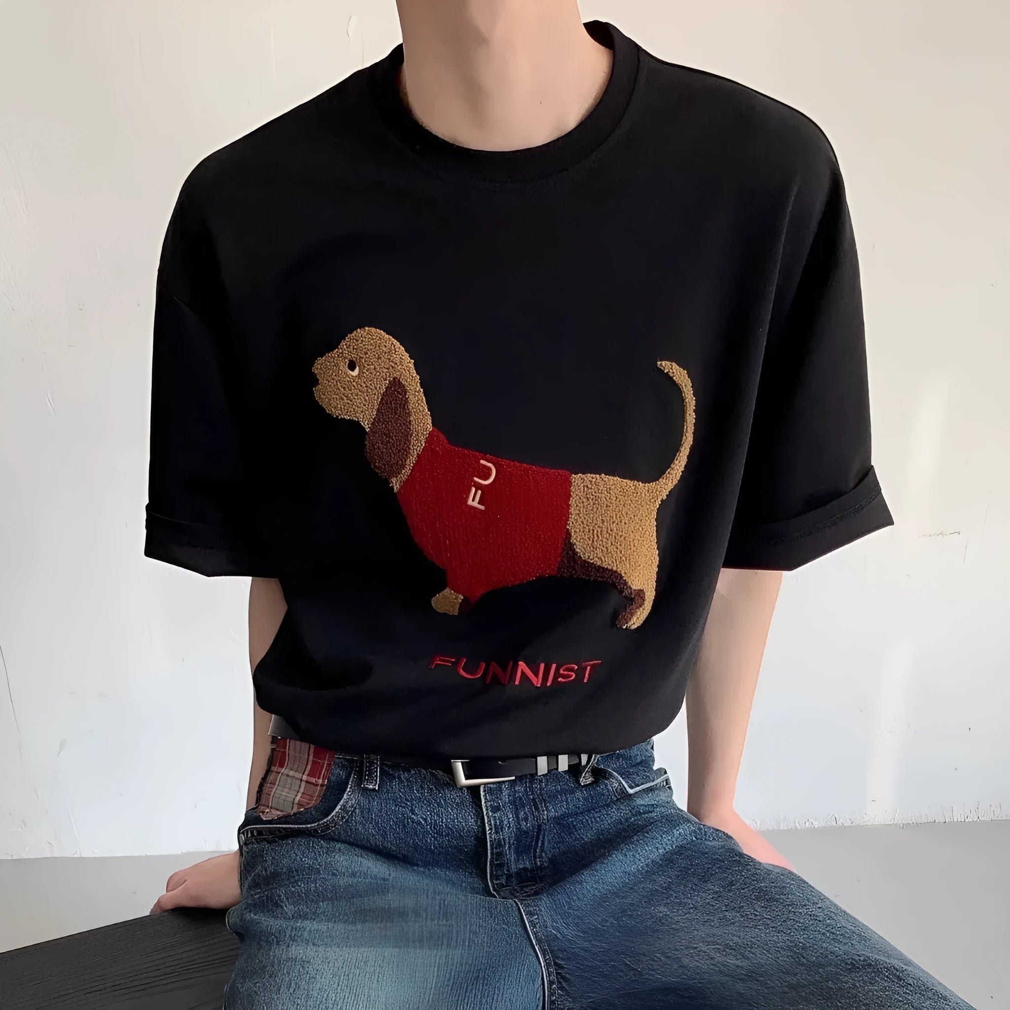 Men's gray T-shirt with embroidered sausage dog towel graphic, short sleeves and round neck