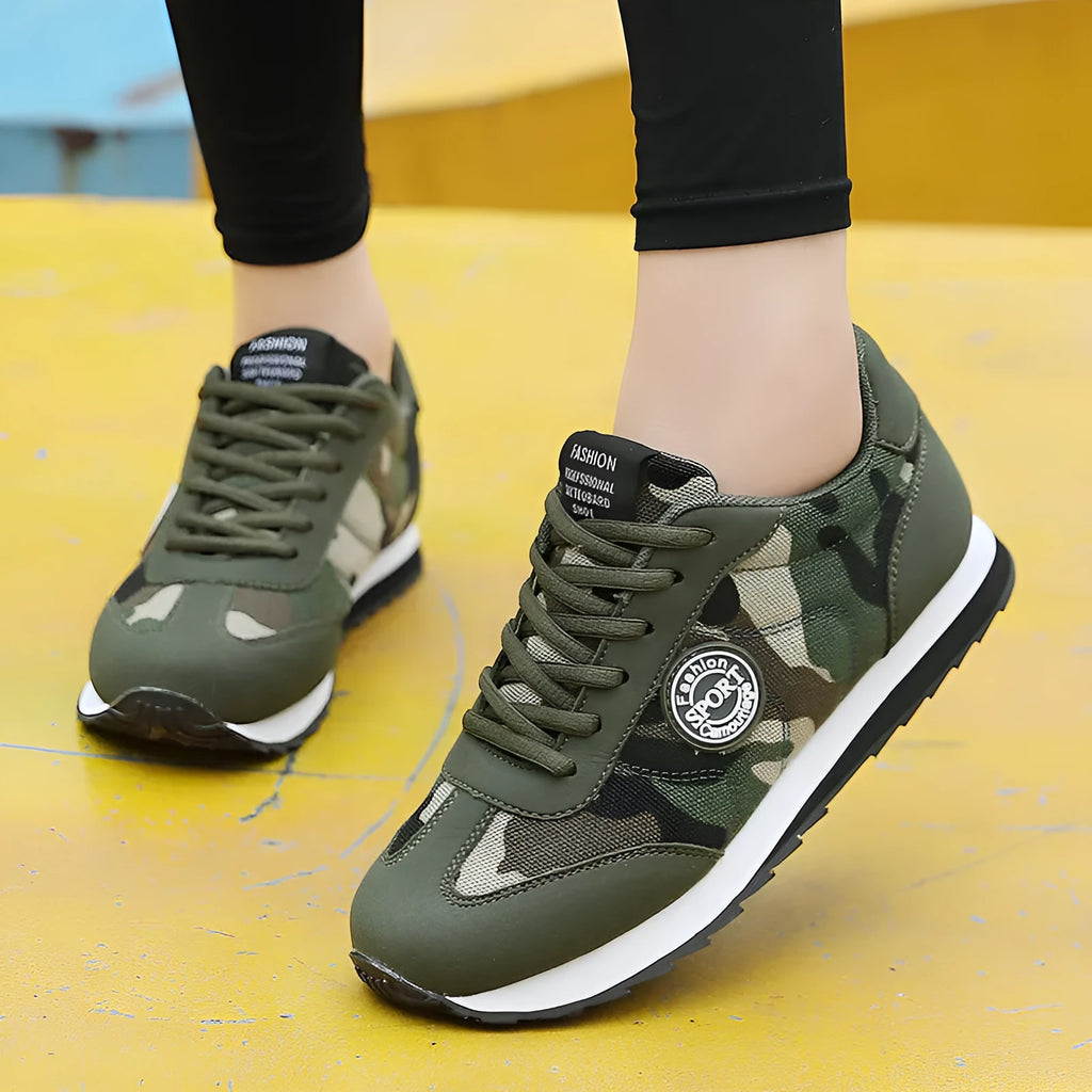 Camouflage pattern suede running shoes with low-top design and foam sole