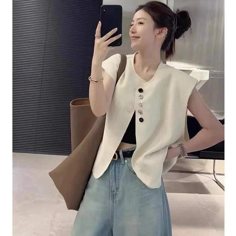 Women's short loose-fitting polyester vest in milky white with pocket details
