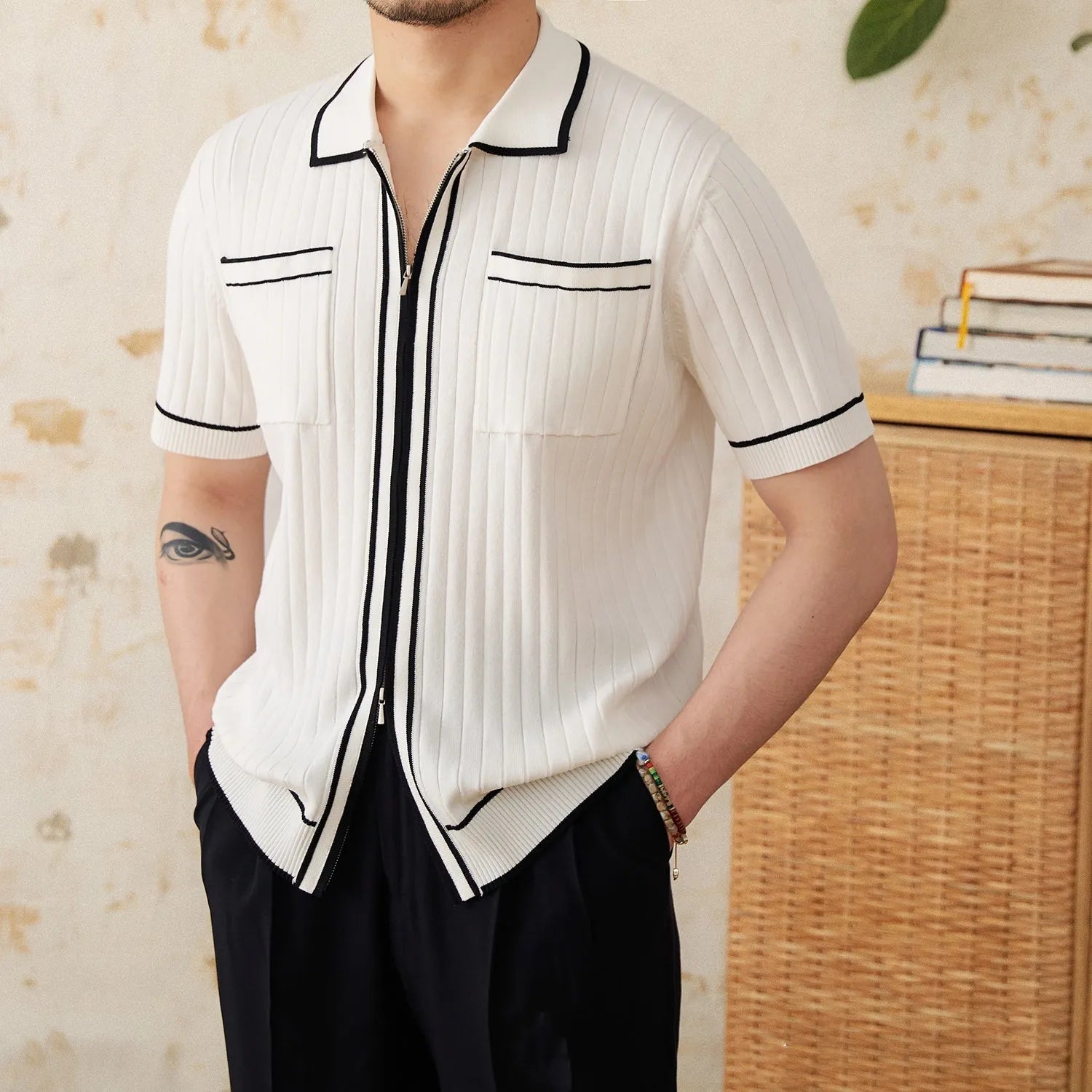 Slim fit black knitting polo shirt with elastic lapel collar and short sleeves