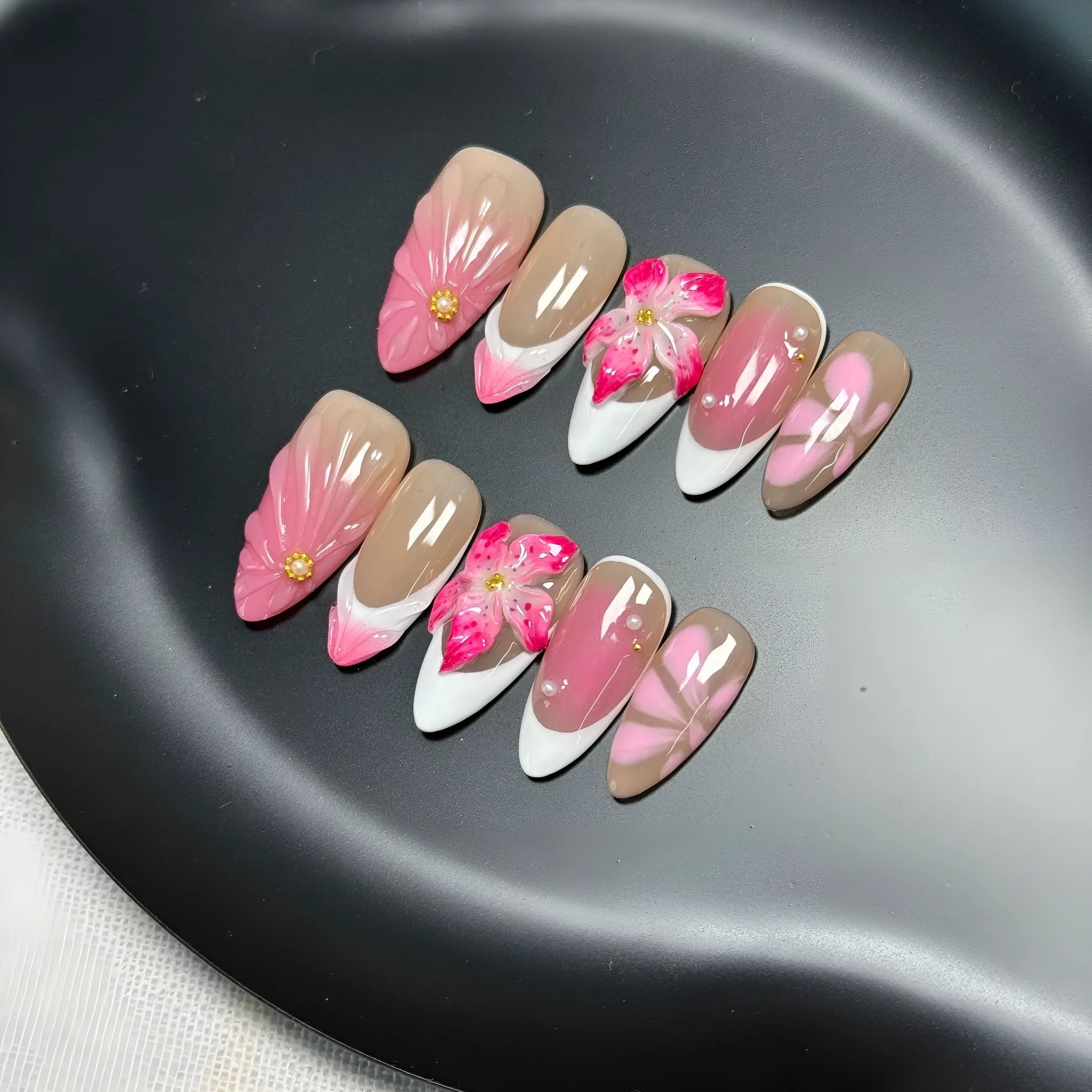 Set of plastic French style lily ice flower almond shaped nail armour capsules in XS, S, M, L sizes.