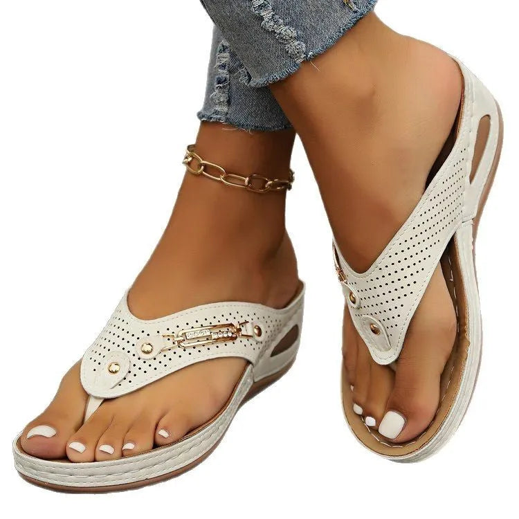 Women's retro-style flip-flop sandals in light brown with a herringbone scaffold and lightweight sole.