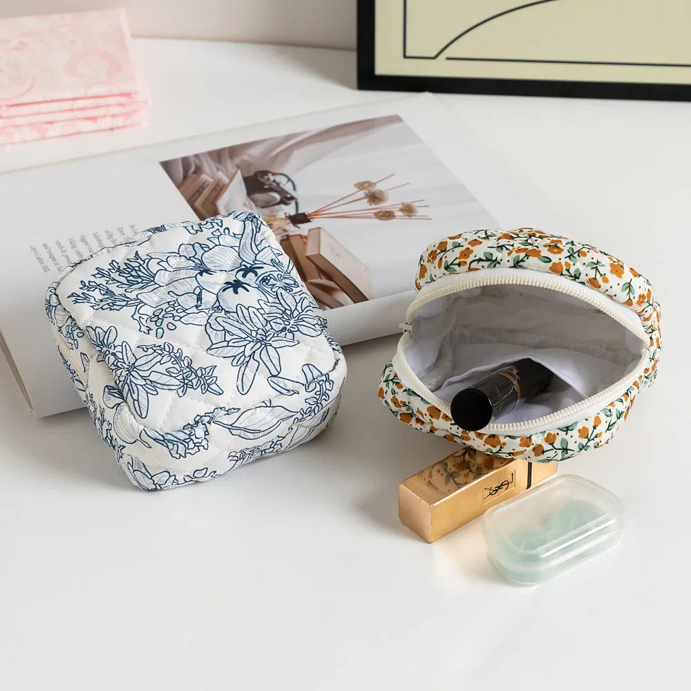 Ladies key storage bag in breathable polyester with floral patterns and sewing thread details