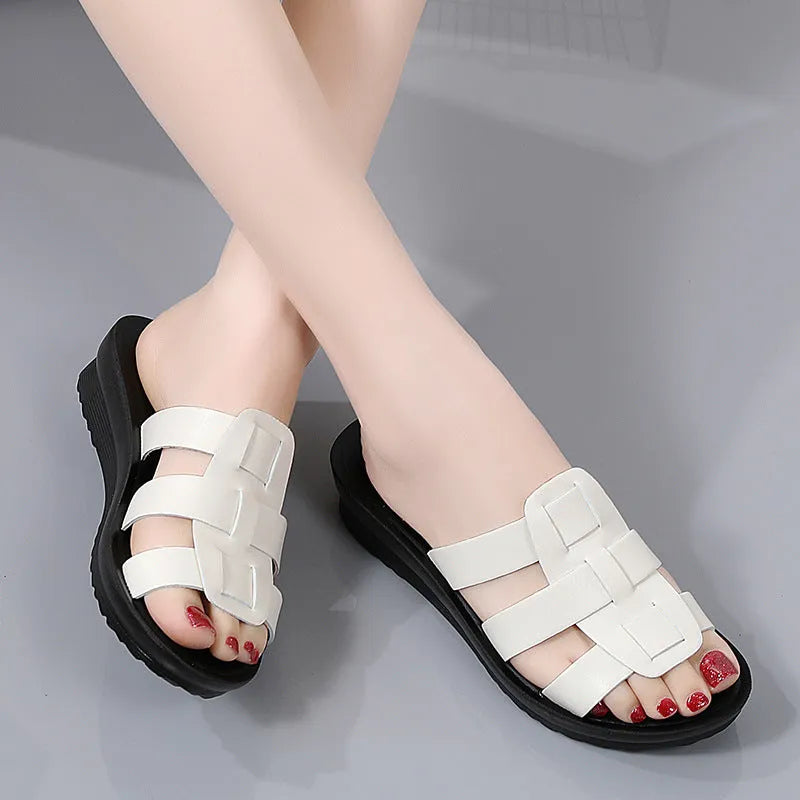 Women's flat bottom slippers in beige with waxed leather upper and soft PU sole.