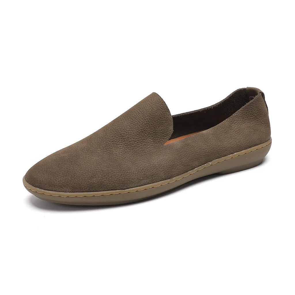 Handmade men's low-top casual shoes in khaki cowhide leather with a flat wedge rubber sole.