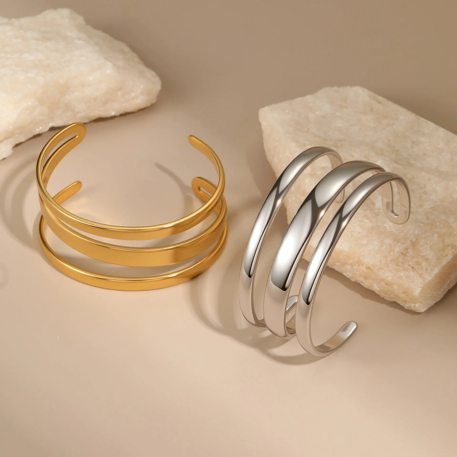 Women's geometric line bracelet in stainless steel with gold electroplating and simple opening