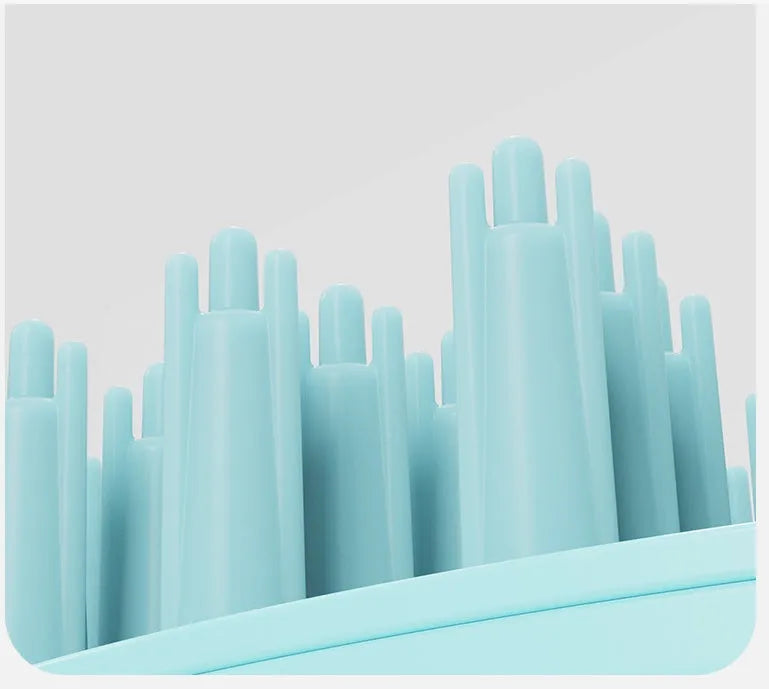 Pet bath brush in TPR and PP plastic, 7.8 x 8.8 x 10.2 cm, 90 g, shown in Blue or Green