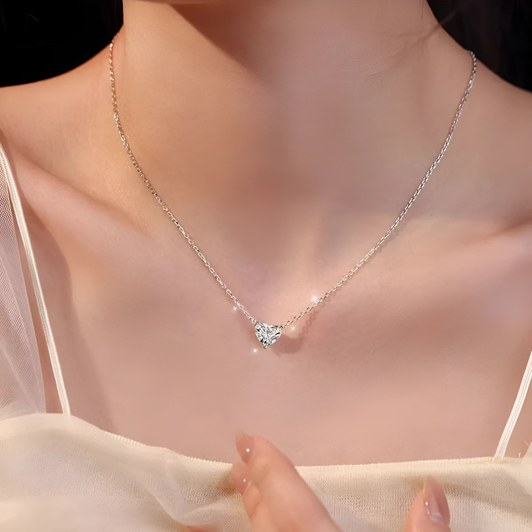 Women's silver-coloured necklace with simple heart pendant on copper chain