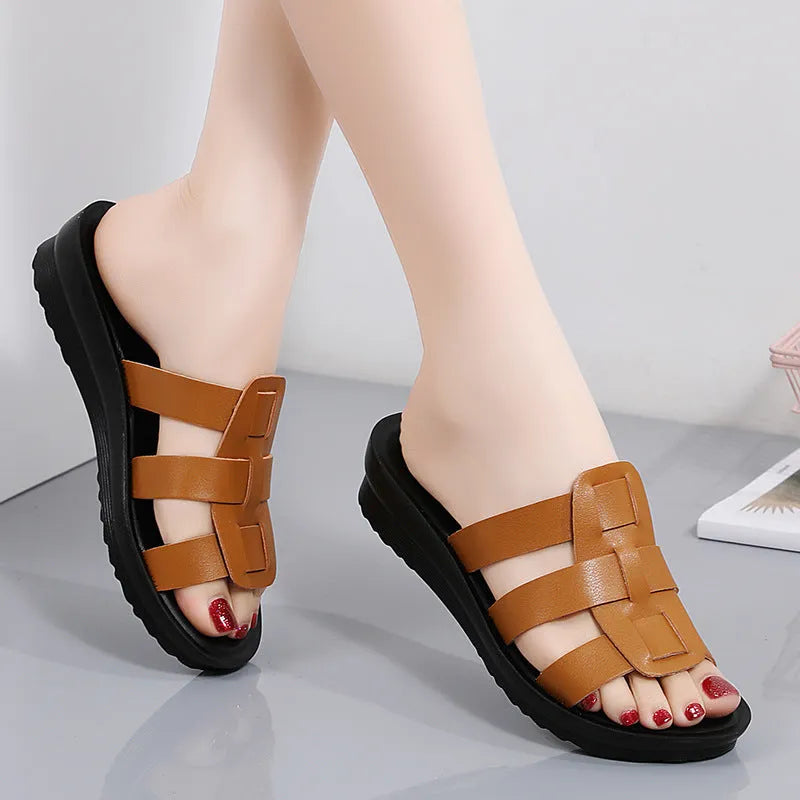 Women's flat bottom slippers in beige with waxed leather upper and soft PU sole.