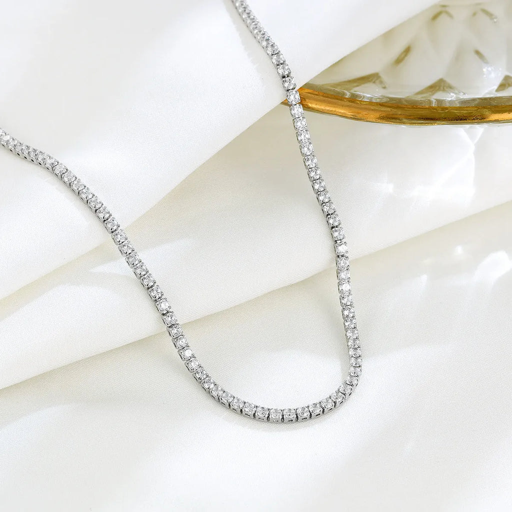 Women's sterling silver necklace with round elements and diamond treatment in silver colour