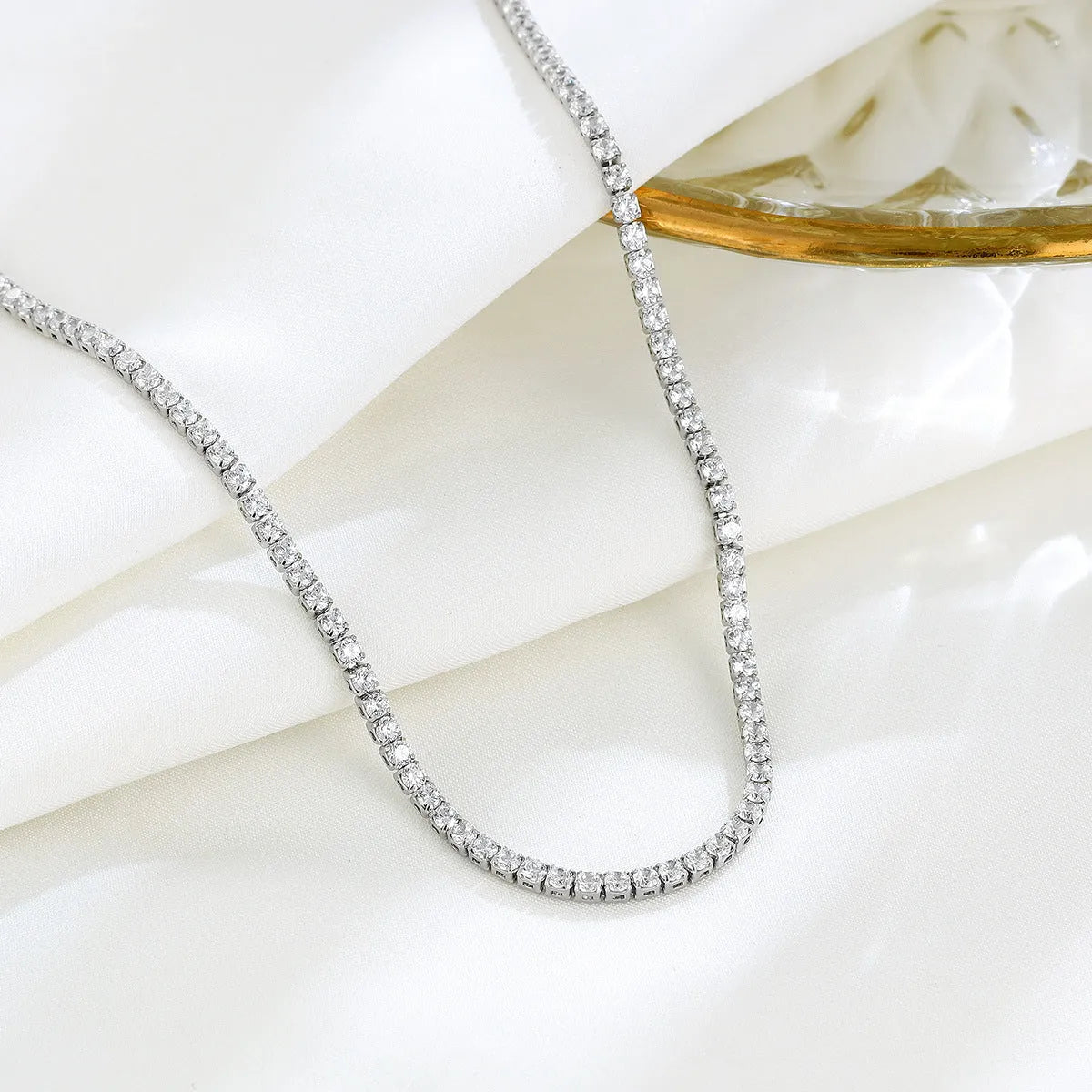 Women's sterling silver necklace with round elements and diamond treatment in silver colour