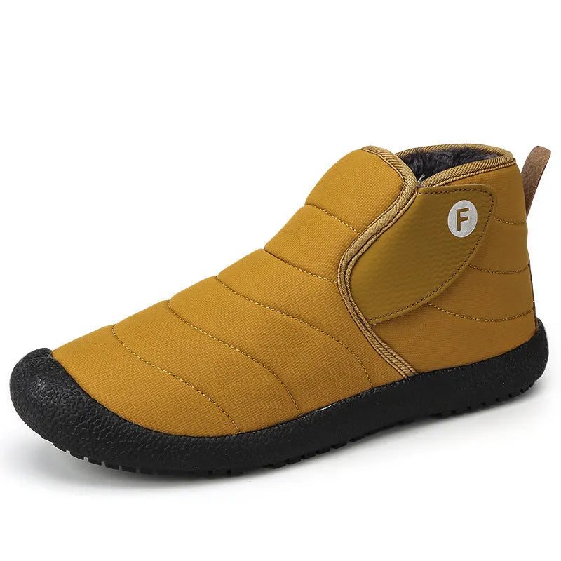 Men's waterproof snow boots in black with rubber sole and artificial plush lining