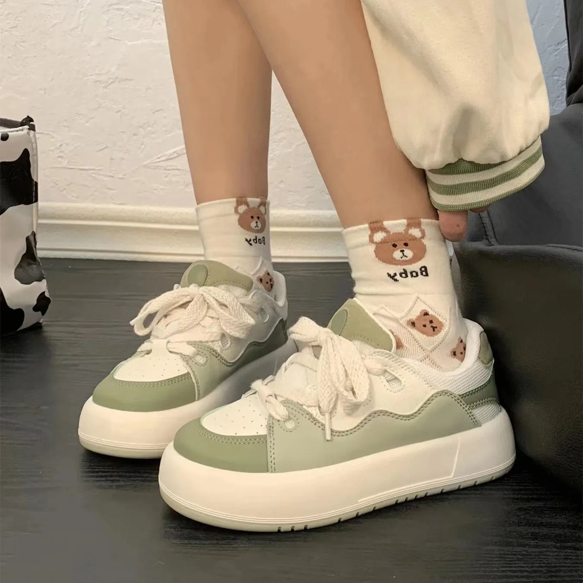 Green women's casual shoes with PU mesh upper and flat heel design