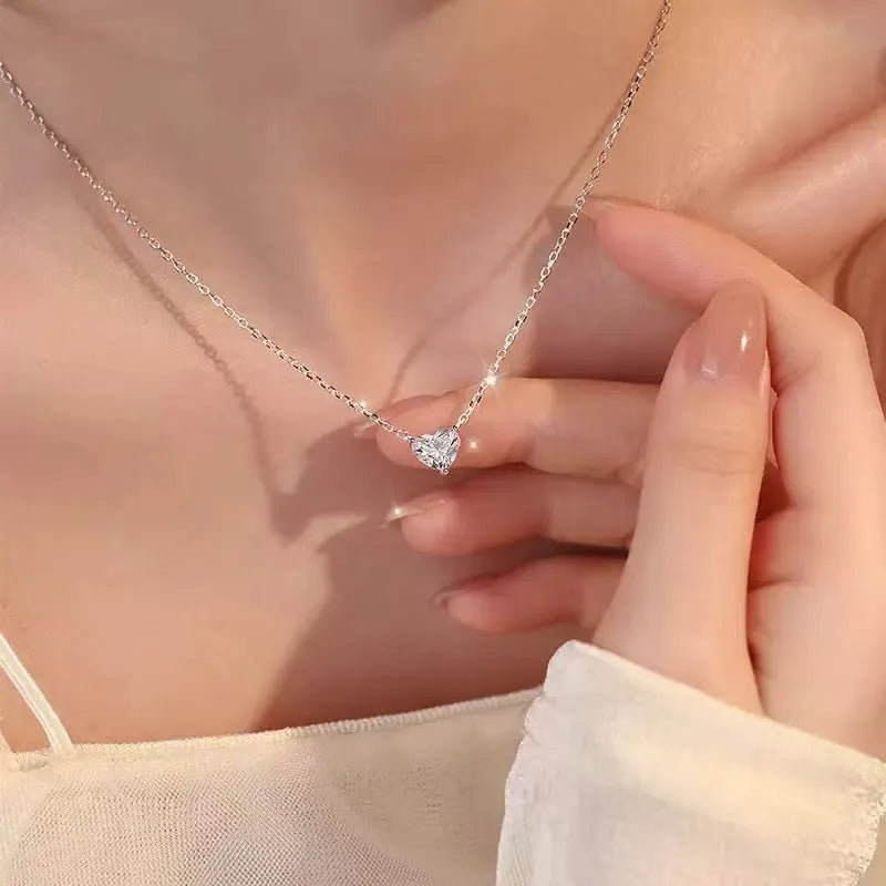 Women's silver-coloured necklace with simple heart pendant on copper chain