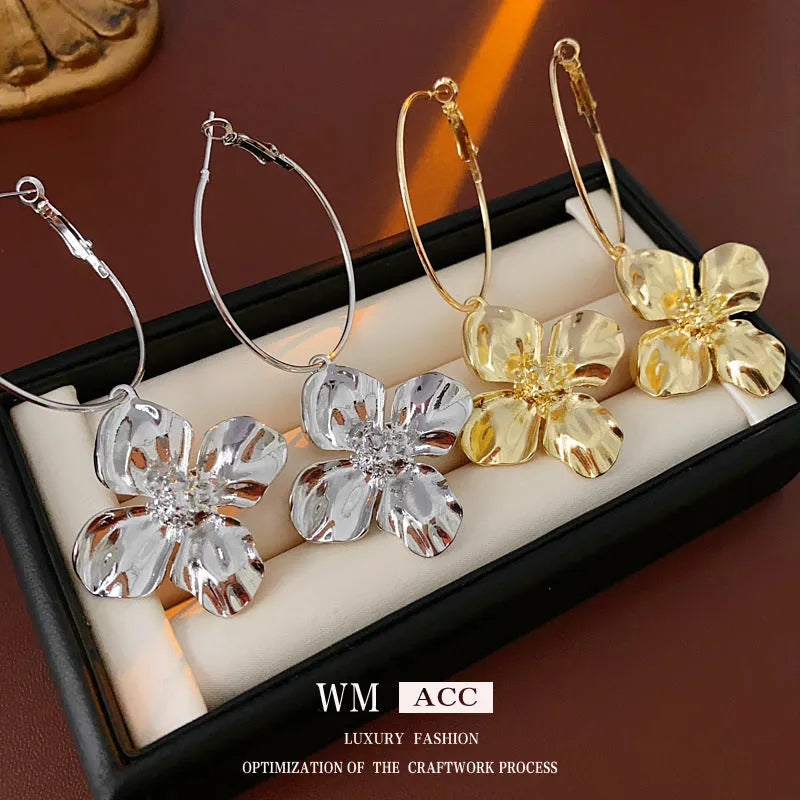 Geometric flower metal earrings in gold or silver electroplated finish with vintage design