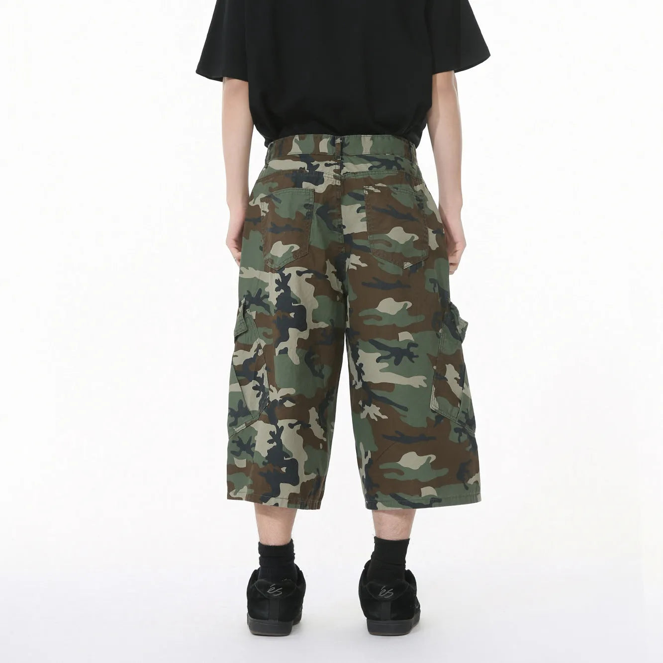 Men's camouflage cotton cropped jeans with cargo pockets and wide leg loose fit