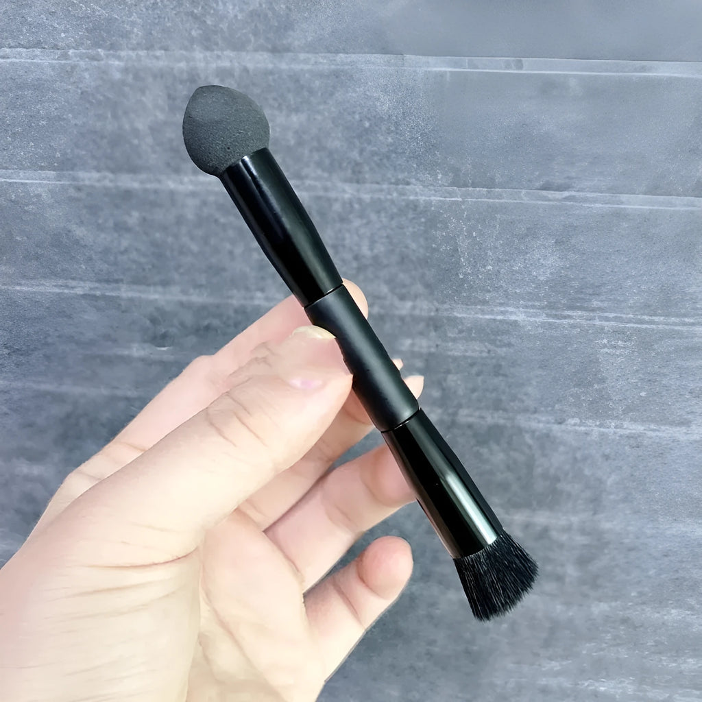 Black wooden handle concealer brush with synthetic bristles for dark circle coverage