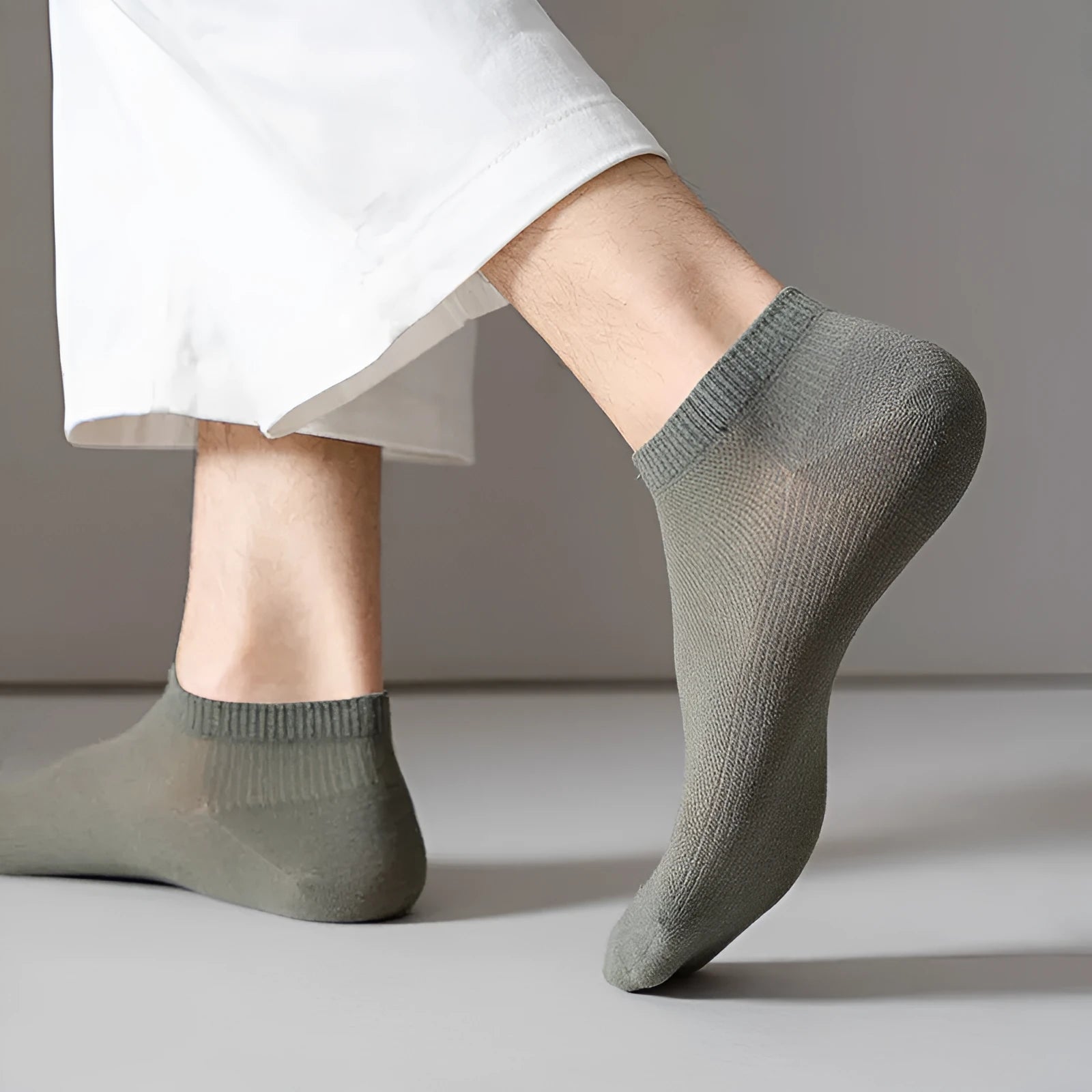 Men's solid colour polyester boat socks in low-cut design for sports activities
