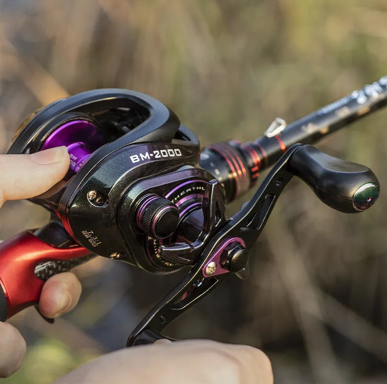 BM2000 fishing reel on a rod seat, showing left-hand and right-hand retrieve model options.