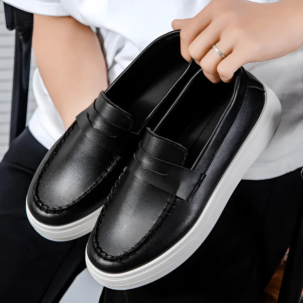 Men's round-toe casual shoes in PU leather available in three colour options