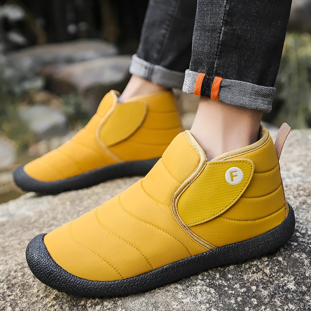 Men's waterproof snow boots in black with rubber sole and artificial plush lining